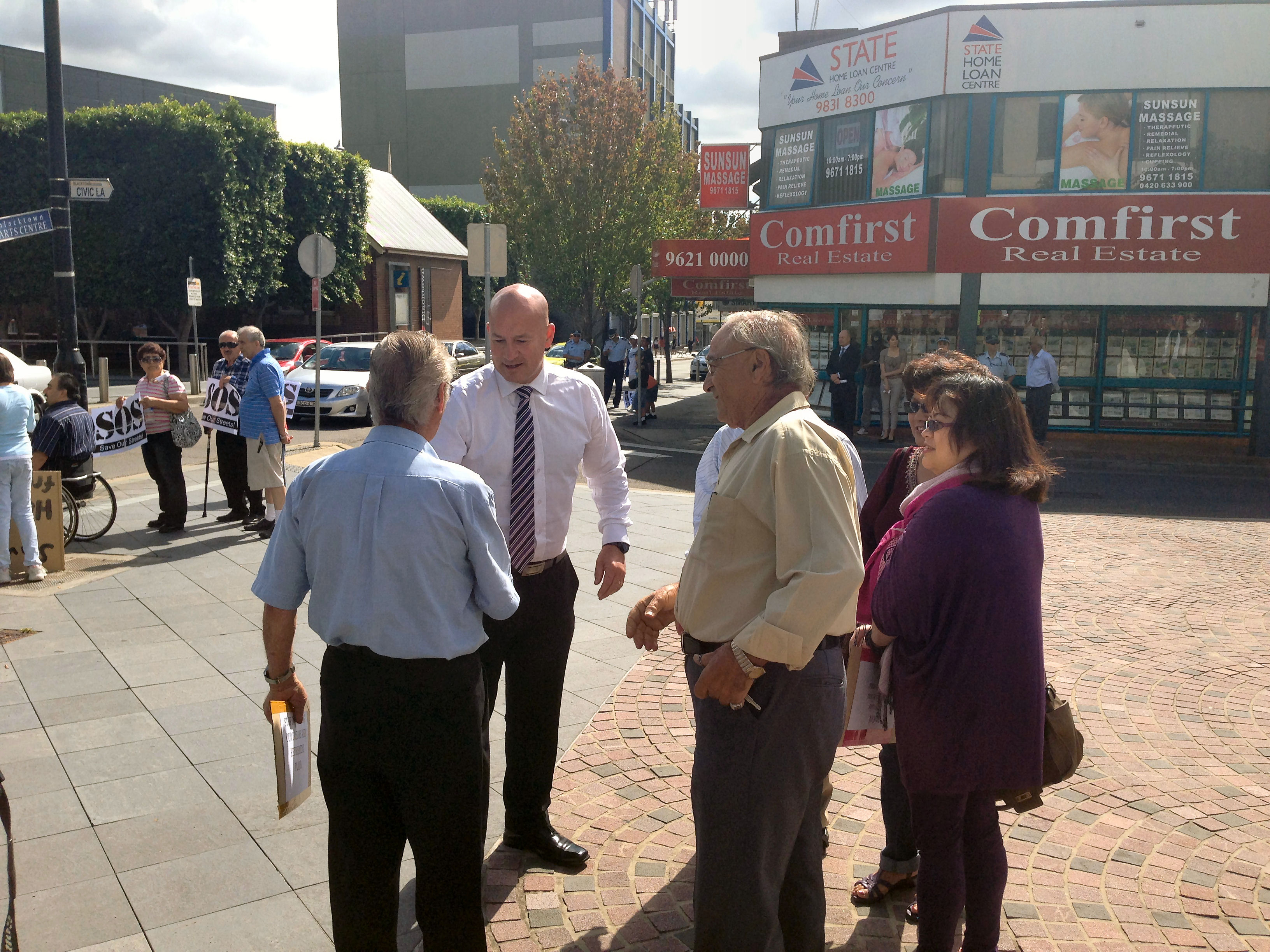 Opposition Leader John Robertson discusses concerns with local residents