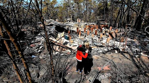 aw-Amy-20Hubbard-20with-20her-20Mum-2C-20Catherine-20NSW-20fires_20131018230032545666-620x349