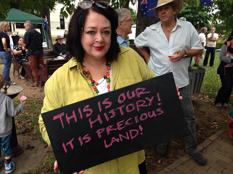 Wendy Harmer shows her support for Thompson Square
