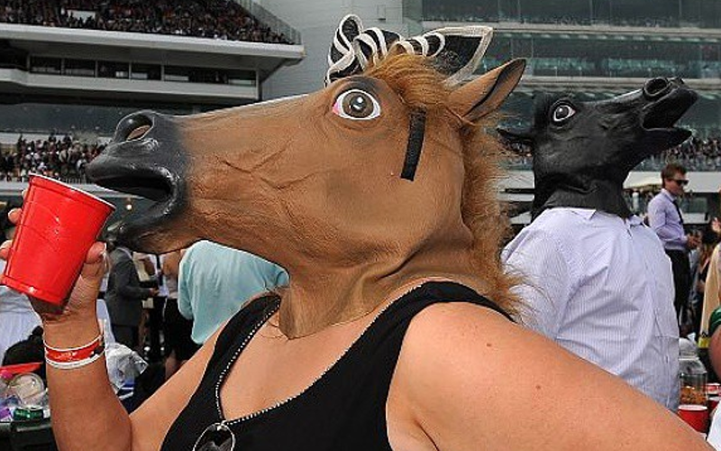 A couple of Luke Foley's elite enjoy a Chablis at the horse races Image- Socialnews daily.com